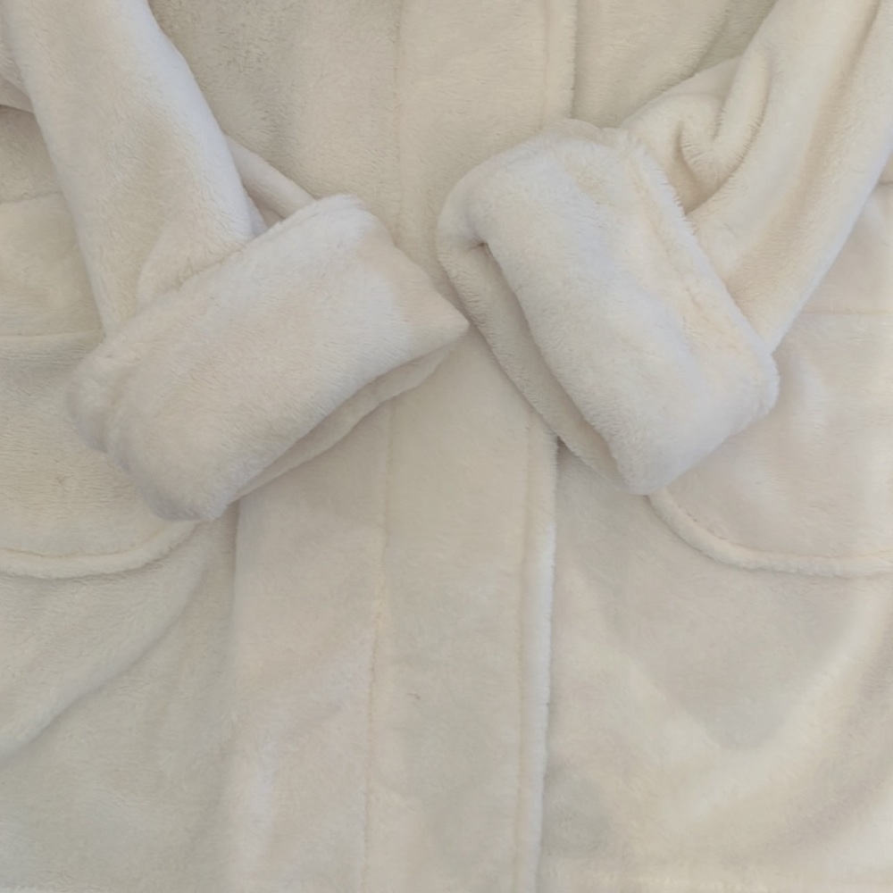 Short White Robe - Picture 5 of 7